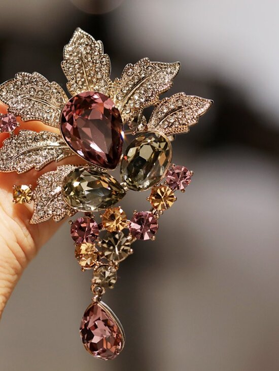 Jewelry - Stunning Gold Tone Flower Brooch